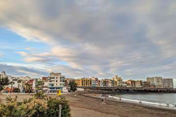 El reboso deja restos de seba en la playa de La Garita (Telde)/Antonio Rico.